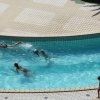 Persone nuotano in una piscina all'aperto.