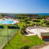 Vista di un complesso con piscina, campi sportivi e un piccolo anfiteatro.