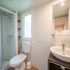 Bagno moderno con doccia e lavabo.