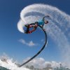 Persona fa flyboard su un mare blu.
