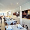 Ristorante elegante con tavoli apparecchiati e forno a legna visibile.