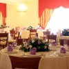 Sala da pranzo elegante con tavoli apparecchiati.