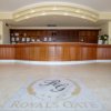 Reception con bancone in legno e scritta 