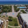 Viale con fontana e giardini, piscina sulla destra, verso la spiaggia e il mare.