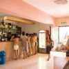 Interno di un bar con persone al bancone.