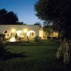 Casa illuminata da luci nel giardino di notte.