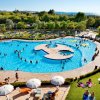 Piscina a forma libera, con molte persone in acqua.