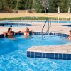 Persone rilassate in una piscina.