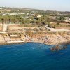 Spiaggia con ombrelloni e bagnanti vista dall'alto.