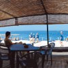 Tavoli sotto un gazebo, vista mare.