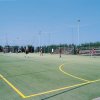 Un campo da calcio all'aperto con persone che giocano.