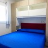 Letto matrimoniale con testiera rossa.
