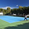 Campo da tennis con due giocatori.